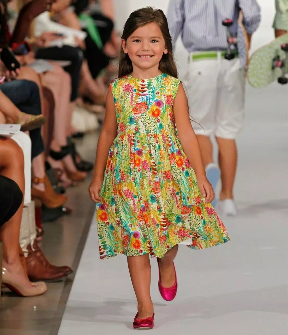 여름 소녀를위한 다채로운 드레스