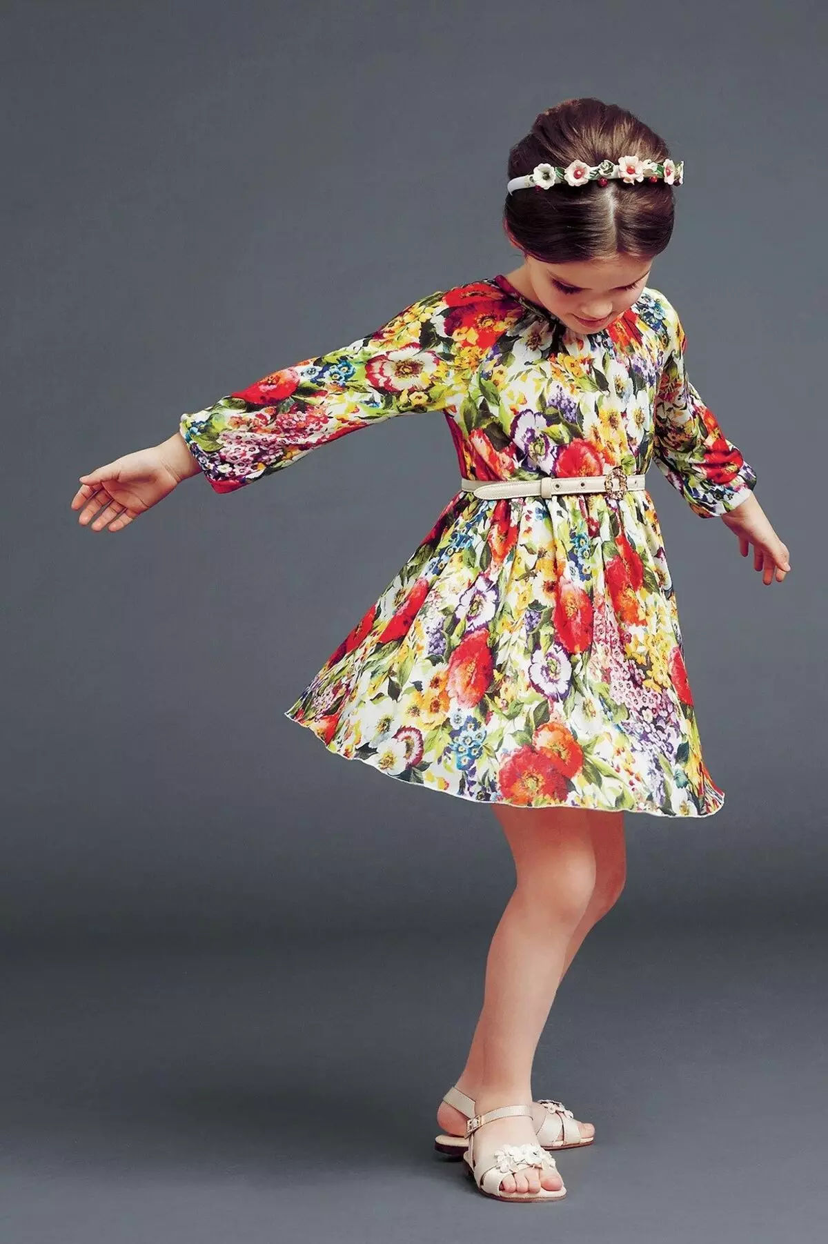 女の子のためのデザイナーの夏のドレス