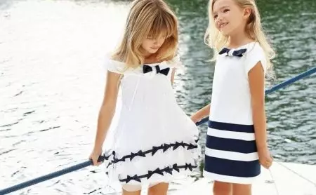 女孩白色藍色的夏天禮服