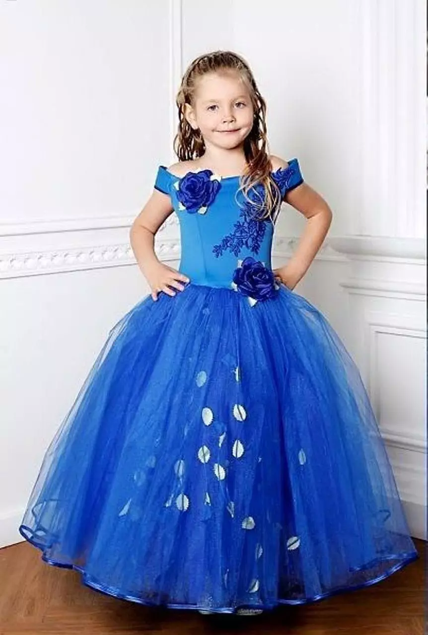 Langes blaues Abschlusskleid im Kindergarten