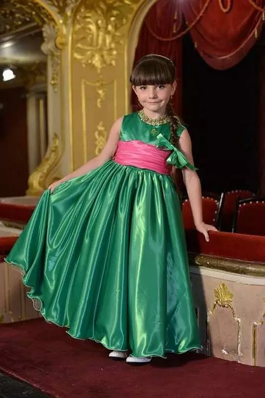 바닥에 유치원 녹색 졸업 드레스