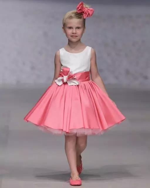 幼稚園の白ピンクの短卒業ドレス