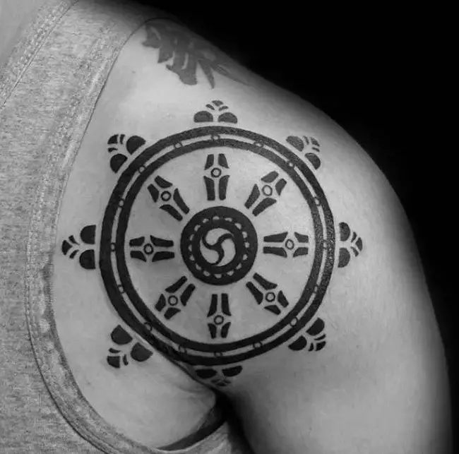 Tattoo „Sansary kotača” (32 fotografija): tetovaža vrijednost s Sansary znak, pregled skica i stilova tetovaža kruga ponovnog rađanja za muškarce 13710_18