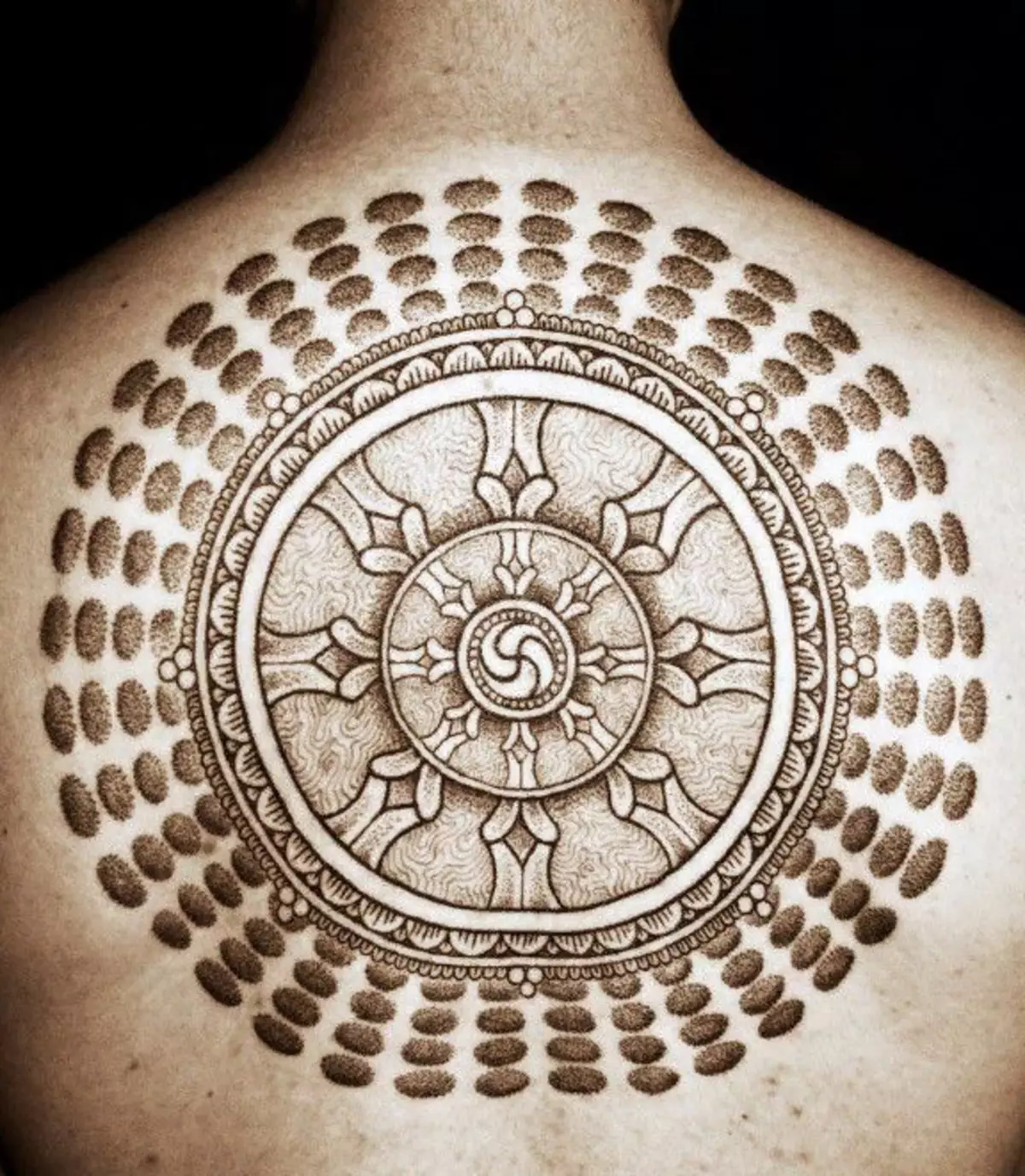 Tattoo „Sansary kotača” (32 fotografija): tetovaža vrijednost s Sansary znak, pregled skica i stilova tetovaža kruga ponovnog rađanja za muškarce 13710_2