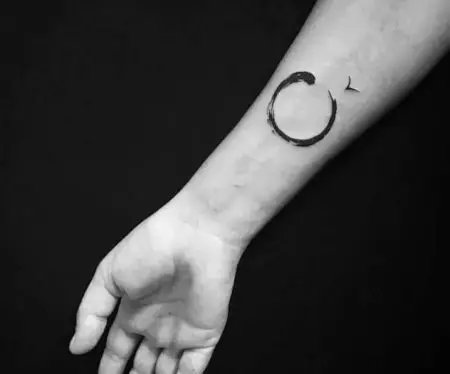 Tattoo „Sansary kotača” (32 fotografija): tetovaža vrijednost s Sansary znak, pregled skica i stilova tetovaža kruga ponovnog rađanja za muškarce 13710_24