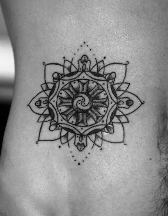 Tattoo „Sansary kotača” (32 fotografija): tetovaža vrijednost s Sansary znak, pregled skica i stilova tetovaža kruga ponovnog rađanja za muškarce 13710_7