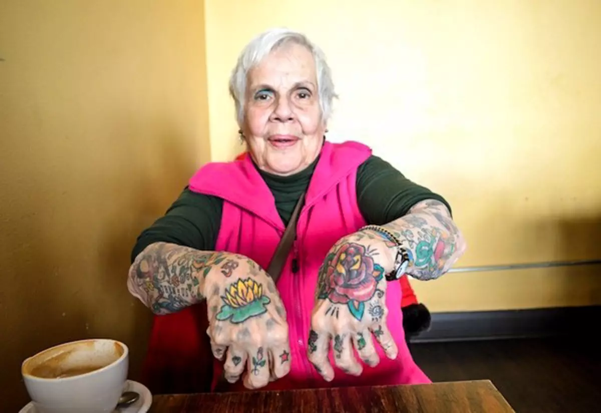 वृद्ध वयात टॅटू (28 फोटो): वृद्धांच्या शरीरावर टॅटू कशासारखे दिसतात? टॅटू त्वचेवर वेळ कसा बदलू शकतो? 13717_10