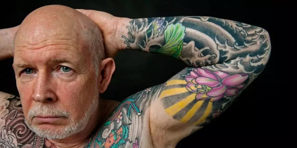 Тетоважа во старост (28 фотографии): Што изгледаат тетоважите на телото на постарите? Како време за промена на тетоважата на кожата? 13717_11