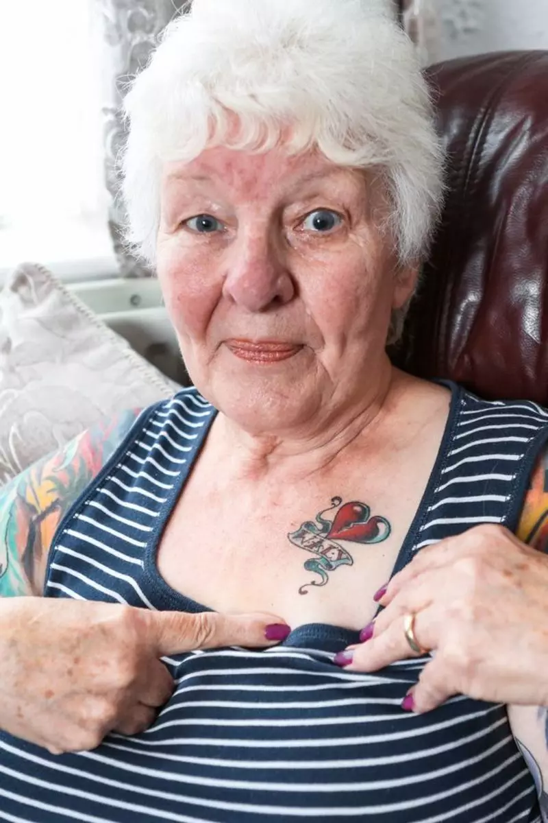 Тетоважа во старост (28 фотографии): Што изгледаат тетоважите на телото на постарите? Како време за промена на тетоважата на кожата? 13717_14