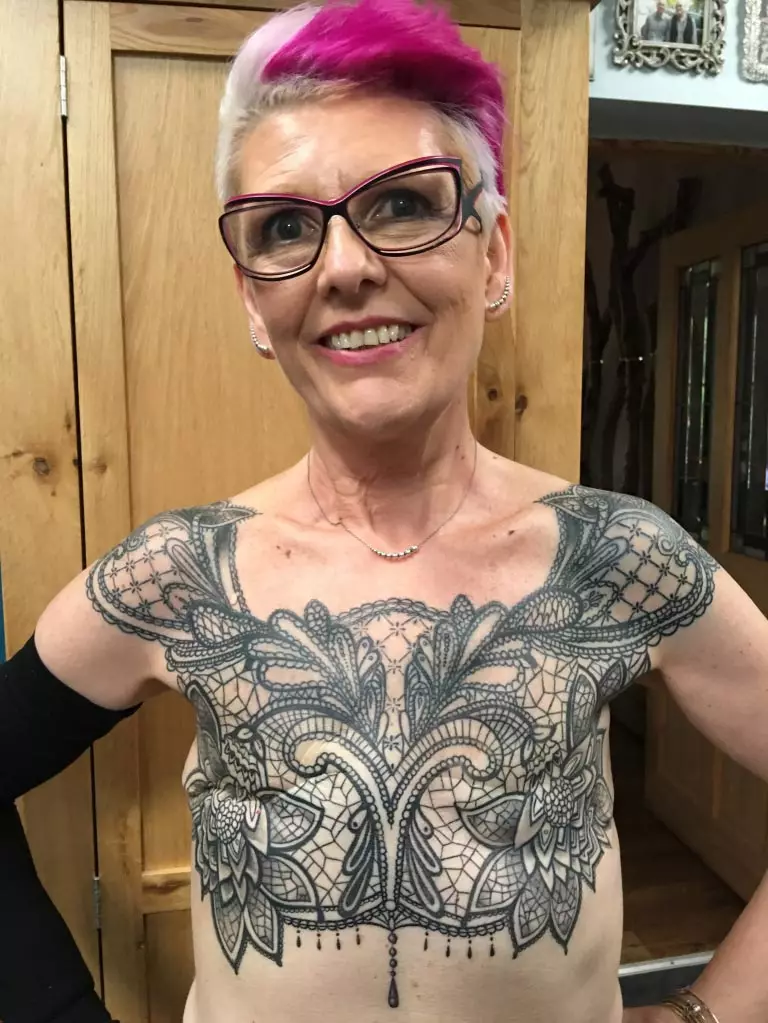 Тетоважа во старост (28 фотографии): Што изгледаат тетоважите на телото на постарите? Како време за промена на тетоважата на кожата? 13717_16