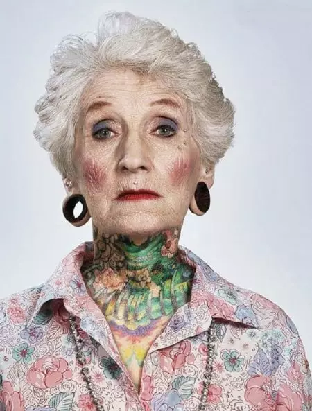 Тетоважа во старост (28 фотографии): Што изгледаат тетоважите на телото на постарите? Како време за промена на тетоважата на кожата? 13717_17