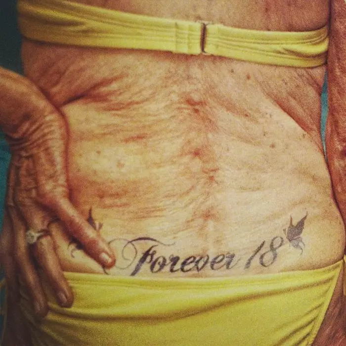Тетоважа во старост (28 фотографии): Што изгледаат тетоважите на телото на постарите? Како време за промена на тетоважата на кожата? 13717_18