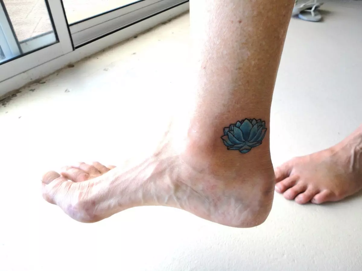 Tattoo op âlderdom (28 foto's): Hoe sjogge de tatoeaazjes op it lichem fan 'e âlderein? Hoe feroarje tatoetstiid op 'e hûd? 13717_19