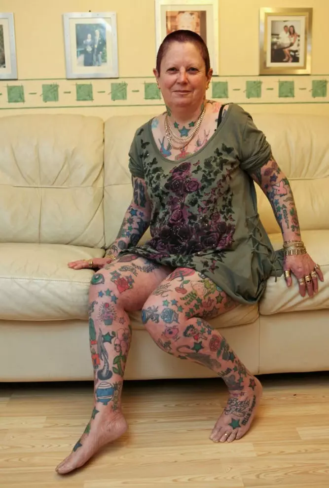 वृद्ध वयात टॅटू (28 फोटो): वृद्धांच्या शरीरावर टॅटू कशासारखे दिसतात? टॅटू त्वचेवर वेळ कसा बदलू शकतो? 13717_21