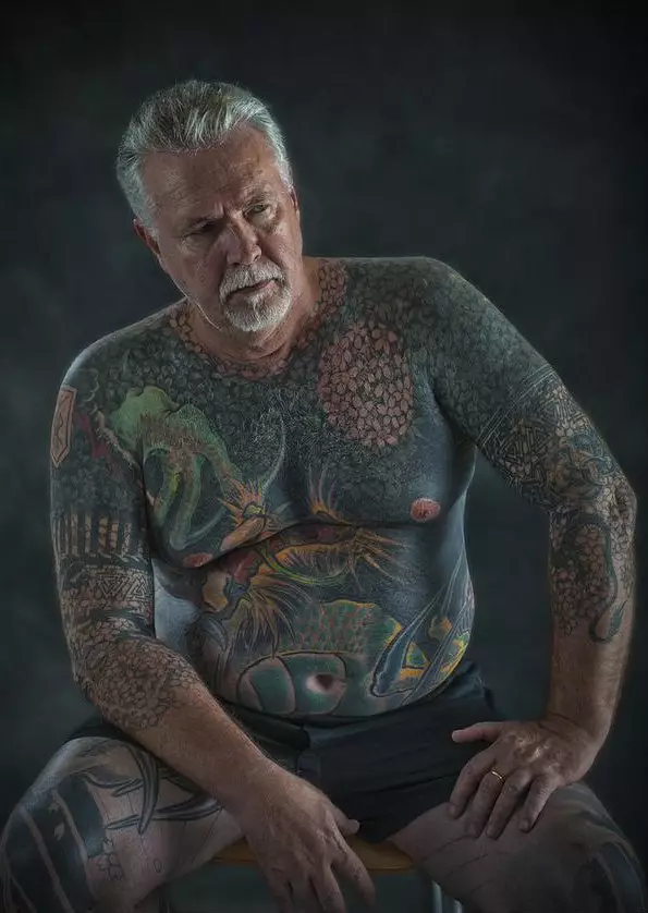 Тетоважа во старост (28 фотографии): Што изгледаат тетоважите на телото на постарите? Како време за промена на тетоважата на кожата? 13717_22