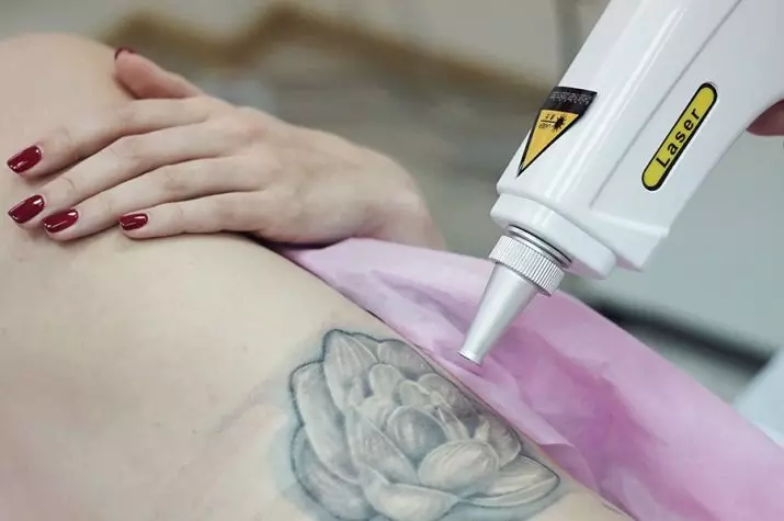 Тетоважа во старост (28 фотографии): Што изгледаат тетоважите на телото на постарите? Како време за промена на тетоважата на кожата? 13717_27
