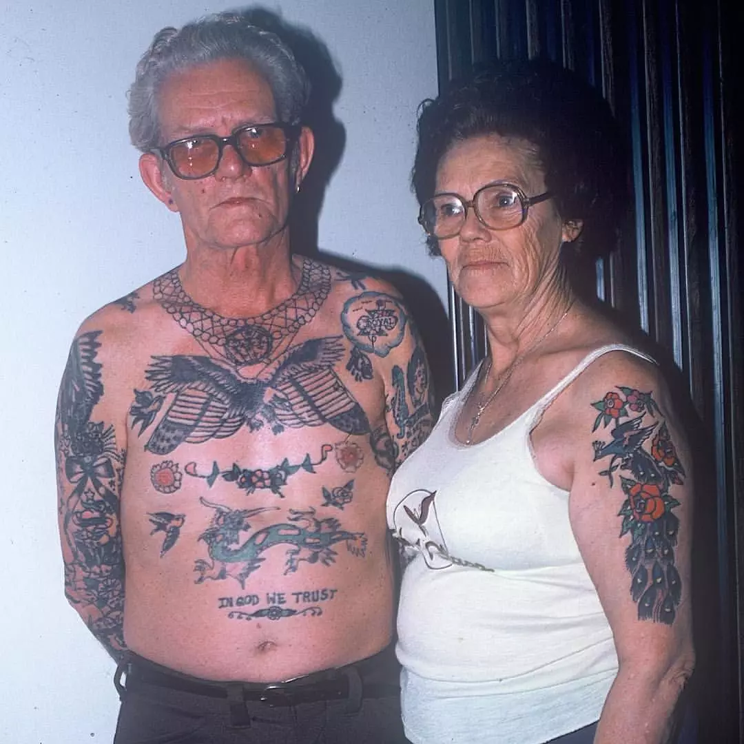 Тетоважа во старост (28 фотографии): Што изгледаат тетоважите на телото на постарите? Како време за промена на тетоважата на кожата? 13717_3