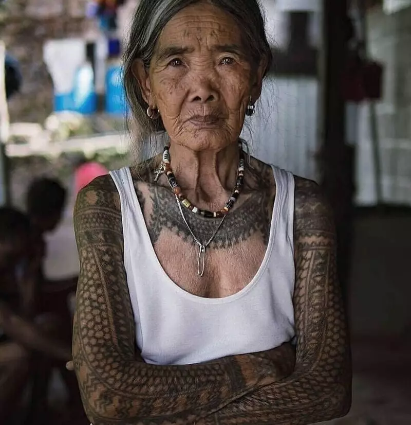 Тетоважа во старост (28 фотографии): Што изгледаат тетоважите на телото на постарите? Како време за промена на тетоважата на кожата? 13717_4