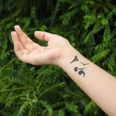 纹身“塞纳的点”：纹身价值在手腕和身体的其他部位，最好的草图和技巧 13721_12