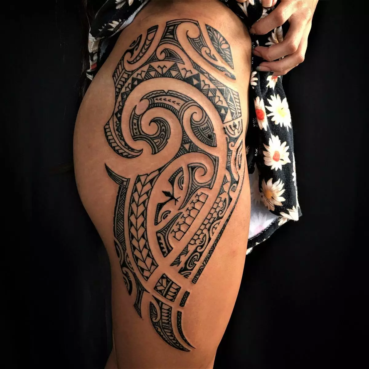 Grutte Tattoo: sketsen fan 'e grutste tatoeaazjes. Enorme swarte tatoet en oare tekeningen 13727_17
