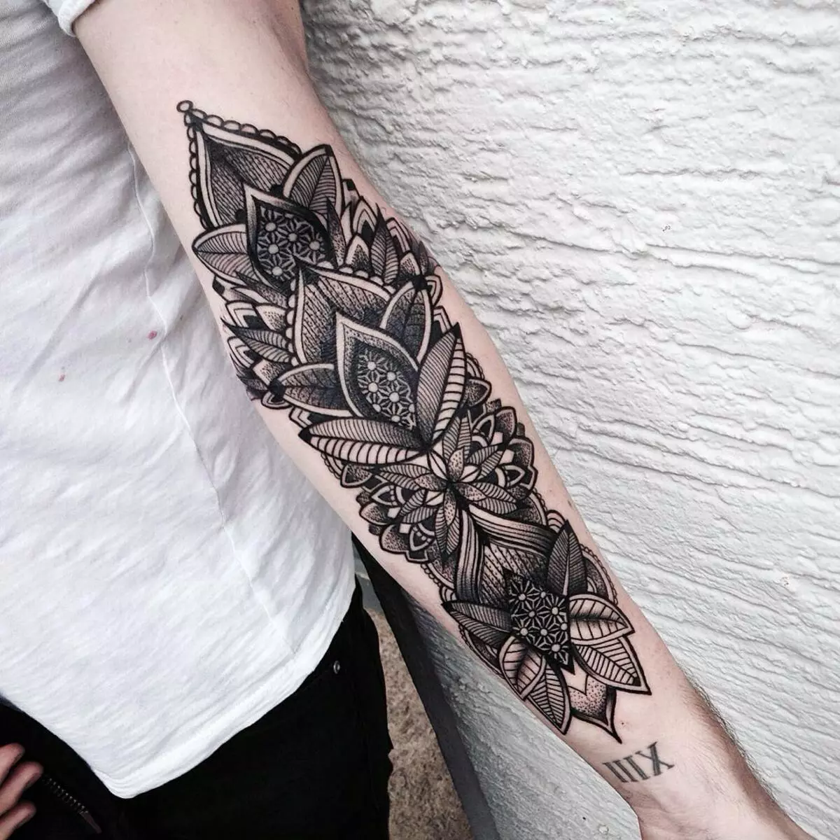 Grutte Tattoo: sketsen fan 'e grutste tatoeaazjes. Enorme swarte tatoet en oare tekeningen 13727_32