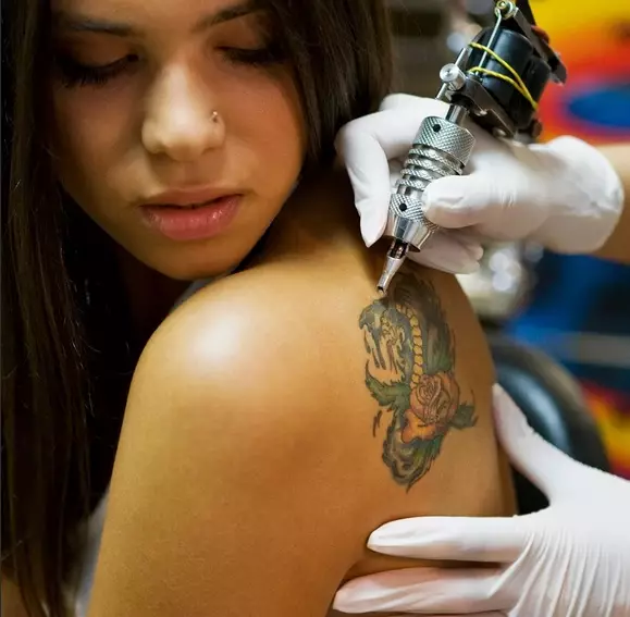 Τι τατουάζ να γεμίσει; Πώς να επιλέξετε ένα τατουάζ με νόημα; Ποια είναι η αρχή; Πώς να επιλέξετε ένα στυλ; Επιλογή σκίτσου με χαρακτήρα 13728_12