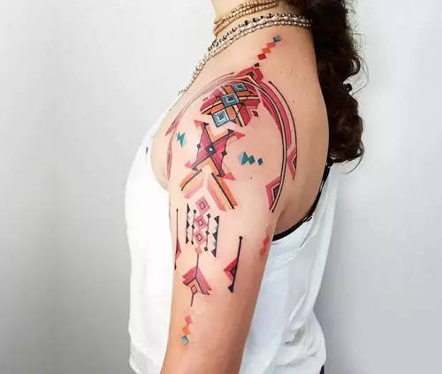 Τι τατουάζ να γεμίσει; Πώς να επιλέξετε ένα τατουάζ με νόημα; Ποια είναι η αρχή; Πώς να επιλέξετε ένα στυλ; Επιλογή σκίτσου με χαρακτήρα 13728_28