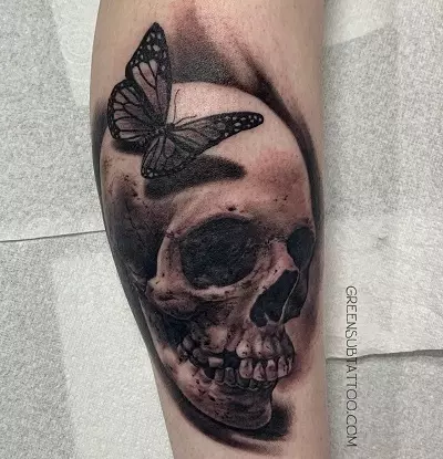 Tatuaje con mariposas (74 fotos): el valor de los tatuajes y ejemplos de bocetos, tatuaje a mano y en el pie, en la parte inferior de la espalda y en la parte posterior, en el cuello y en otras áreas, pequeño y grande tatuaje 13730_10