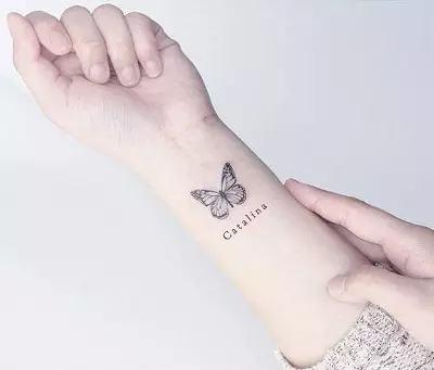 Tattoo Butterflies (74 Valokuvat): Tattooksen arvo ja esimerkkejä luonnoksista, tatuoinnista kädessä ja jalkaa, alaselän ja takana, kaulassa ja muilla alueilla, pieni ja suuri tatuointi 13730_15