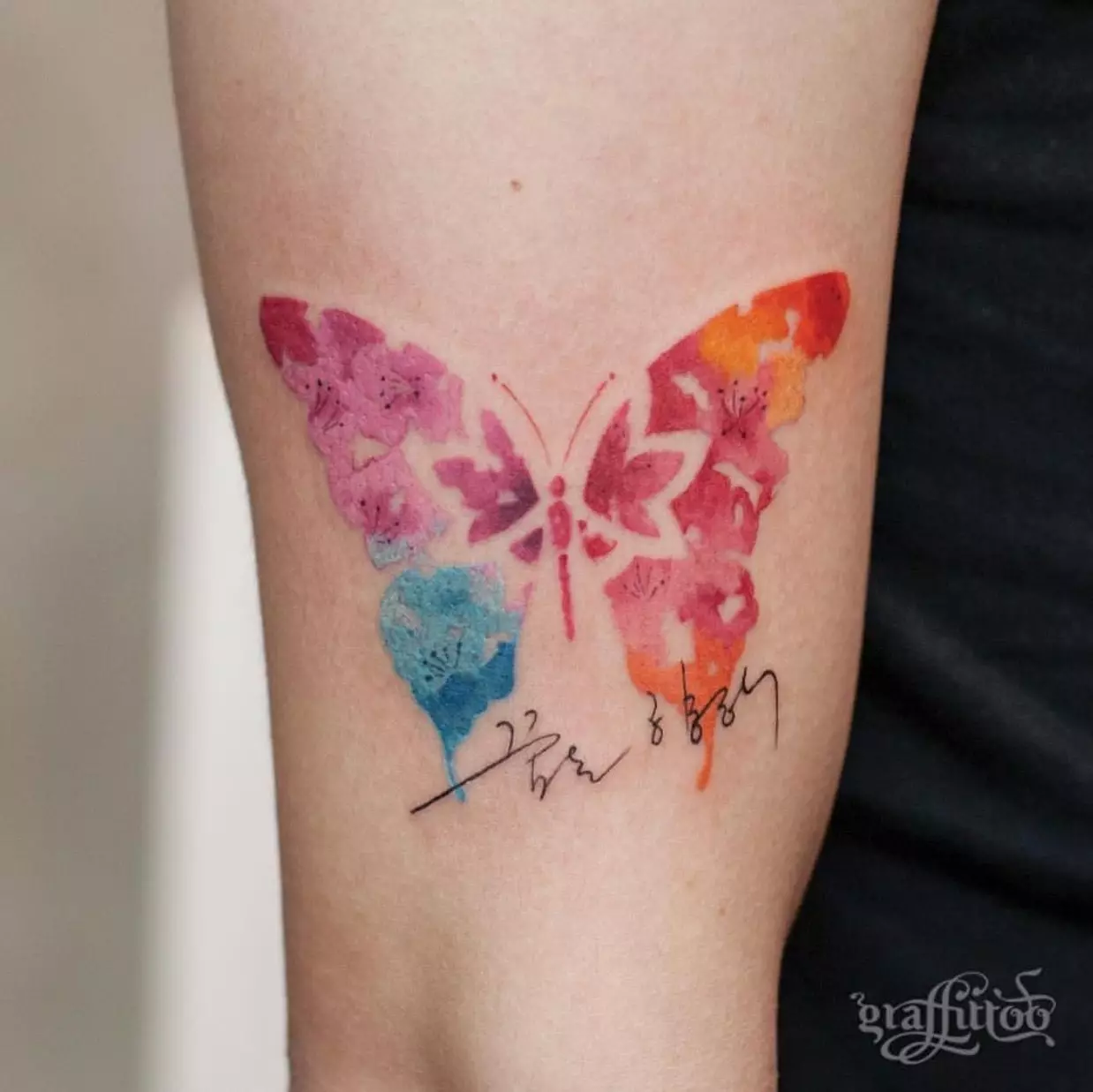 Tattoo cu fluturi (74 fotografii): Valoarea tatuajelor și exemple de schițe, tatuaj la îndemână și pe picior, pe partea inferioară și pe spate, pe gât și în alte zone, tatuaj mic și mare 13730_16