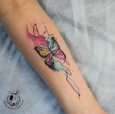 Tattoo cu fluturi (74 fotografii): Valoarea tatuajelor și exemple de schițe, tatuaj la îndemână și pe picior, pe partea inferioară și pe spate, pe gât și în alte zone, tatuaj mic și mare 13730_17