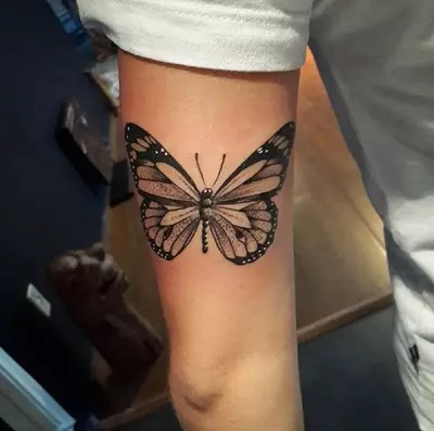 Tatuatge amb papallones (74 fotos): El valor dels tatuatges i exemples de dibuixos, tatuatge a la mà i al peu, a la part posterior inferior i en la part posterior, al coll i en altres àrees, petits i grans tatuatges 13730_18