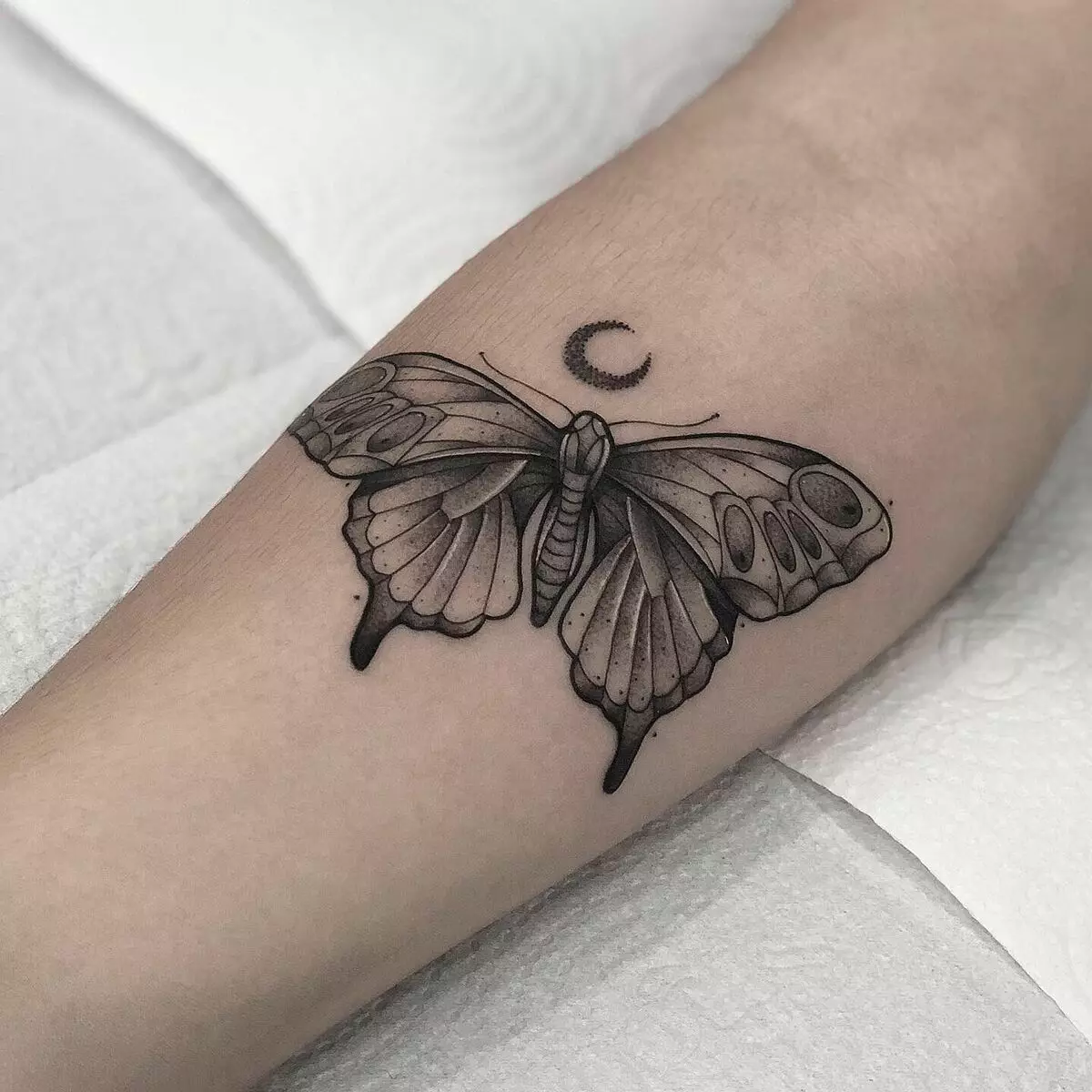 Tatuagem com borboletas (74 fotos): o valor das tatuagens e exemplos de esboços, tatuagem na mão e no pé, na parte inferior das costas e nas costas, no pescoço e em outras áreas, pequena e grande tatuagem 13730_19