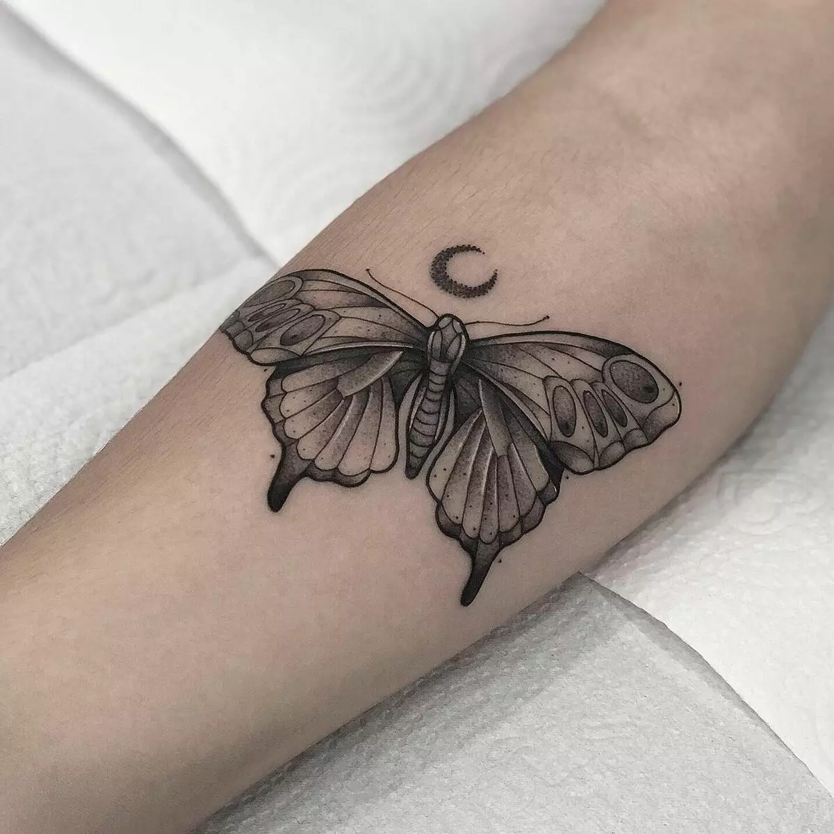 Tattoo Butterflies (74 Valokuvat): Tattooksen arvo ja esimerkkejä luonnoksista, tatuoinnista kädessä ja jalkaa, alaselän ja takana, kaulassa ja muilla alueilla, pieni ja suuri tatuointi 13730_19