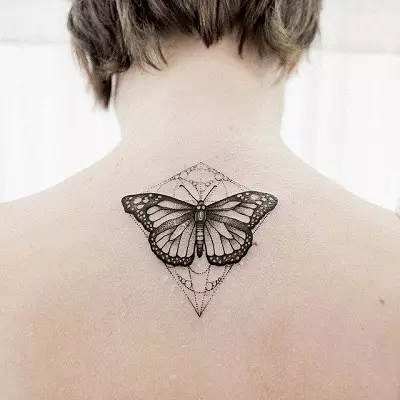 Tatuagem com borboletas (74 fotos): o valor das tatuagens e exemplos de esboços, tatuagem na mão e no pé, na parte inferior das costas e nas costas, no pescoço e em outras áreas, pequena e grande tatuagem 13730_20