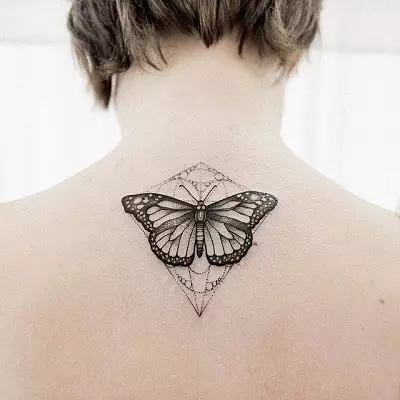 Tattoo Butterflies (74 Valokuvat): Tattooksen arvo ja esimerkkejä luonnoksista, tatuoinnista kädessä ja jalkaa, alaselän ja takana, kaulassa ja muilla alueilla, pieni ja suuri tatuointi 13730_20