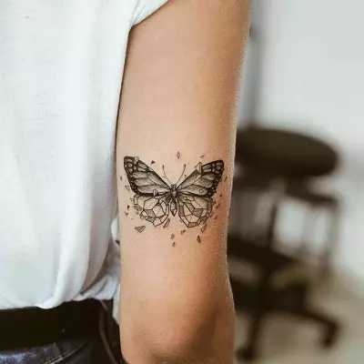 Tattoo cu fluturi (74 fotografii): Valoarea tatuajelor și exemple de schițe, tatuaj la îndemână și pe picior, pe partea inferioară și pe spate, pe gât și în alte zone, tatuaj mic și mare 13730_21