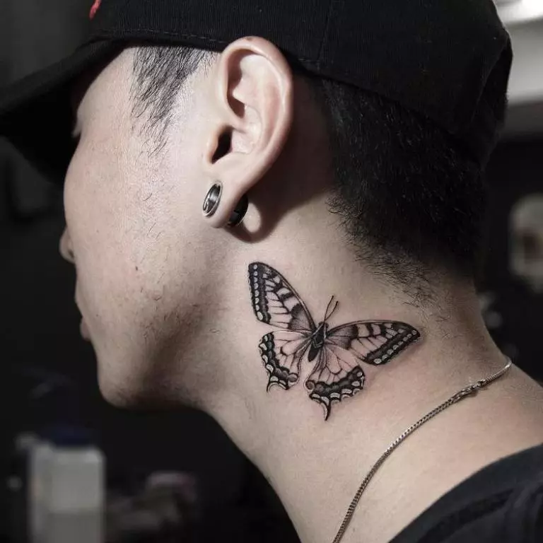Tattoo cu fluturi (74 fotografii): Valoarea tatuajelor și exemple de schițe, tatuaj la îndemână și pe picior, pe partea inferioară și pe spate, pe gât și în alte zone, tatuaj mic și mare 13730_23