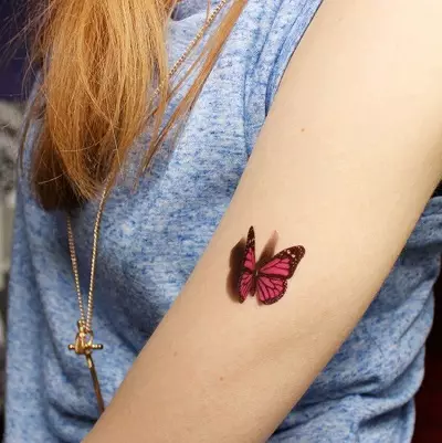 Таттоо са лептирима (74 фотографије): вредност тетоважа и примера скица, тетоважа на руци и на ногу, на доњем делу леђа и на леђима, на врату и у другим областима, мале и велике тетоваже 13730_25
