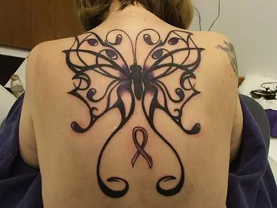 Tatuaje con mariposas (74 fotos): el valor de los tatuajes y ejemplos de bocetos, tatuaje a mano y en el pie, en la parte inferior de la espalda y en la parte posterior, en el cuello y en otras áreas, pequeño y grande tatuaje 13730_26