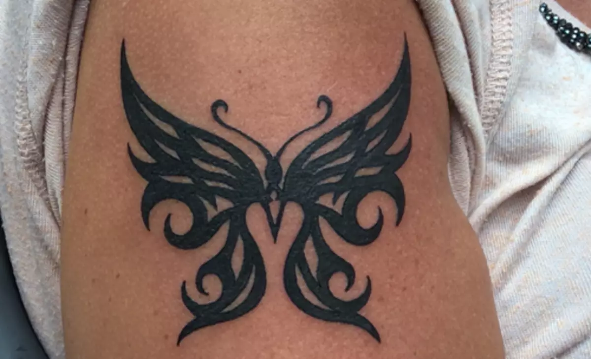 Tattoo met vlinders (74 foto's): de waarde van tatoeages en voorbeelden van schetsen, tatoeage bij de hand en op de voet, op de onderrug en op de achterkant, op de nek en in andere gebieden, kleine en grote tatoeage 13730_27