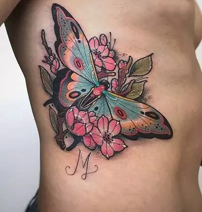 Tatuatge amb papallones (74 fotos): El valor dels tatuatges i exemples de dibuixos, tatuatge a la mà i al peu, a la part posterior inferior i en la part posterior, al coll i en altres àrees, petits i grans tatuatges 13730_32