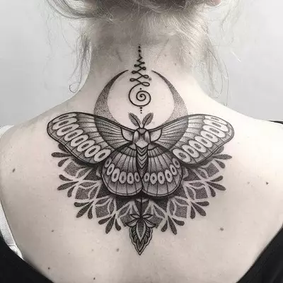 Tattoo met vlinders (74 foto's): de waarde van tatoeages en voorbeelden van schetsen, tatoeage bij de hand en op de voet, op de onderrug en op de achterkant, op de nek en in andere gebieden, kleine en grote tatoeage 13730_36