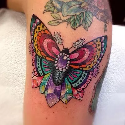 Tatuaje con mariposas (74 fotos): el valor de los tatuajes y ejemplos de bocetos, tatuaje a mano y en el pie, en la parte inferior de la espalda y en la parte posterior, en el cuello y en otras áreas, pequeño y grande tatuaje 13730_37