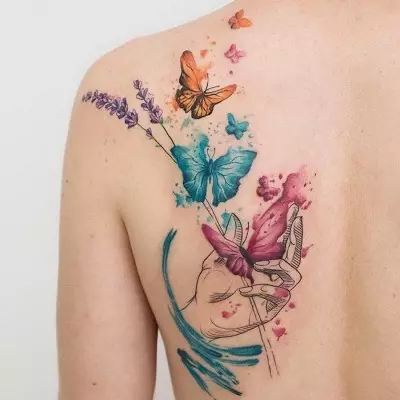 Tattoo cu fluturi (74 fotografii): Valoarea tatuajelor și exemple de schițe, tatuaj la îndemână și pe picior, pe partea inferioară și pe spate, pe gât și în alte zone, tatuaj mic și mare 13730_39