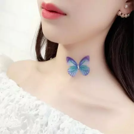 Tatuatge amb papallones (74 fotos): El valor dels tatuatges i exemples de dibuixos, tatuatge a la mà i al peu, a la part posterior inferior i en la part posterior, al coll i en altres àrees, petits i grans tatuatges 13730_42