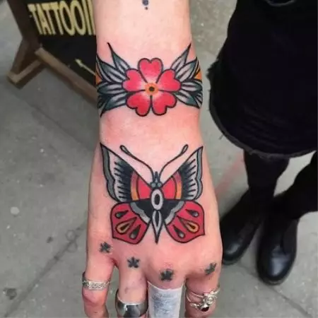 Tatuatge amb papallones (74 fotos): El valor dels tatuatges i exemples de dibuixos, tatuatge a la mà i al peu, a la part posterior inferior i en la part posterior, al coll i en altres àrees, petits i grans tatuatges 13730_44