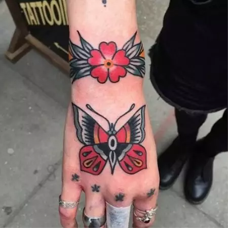 Tattoo Butterflies (74 Valokuvat): Tattooksen arvo ja esimerkkejä luonnoksista, tatuoinnista kädessä ja jalkaa, alaselän ja takana, kaulassa ja muilla alueilla, pieni ja suuri tatuointi 13730_44