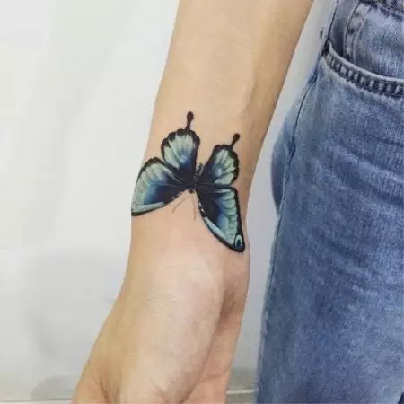 Tattoo met vlinders (74 foto's): de waarde van tatoeages en voorbeelden van schetsen, tatoeage bij de hand en op de voet, op de onderrug en op de achterkant, op de nek en in andere gebieden, kleine en grote tatoeage 13730_46