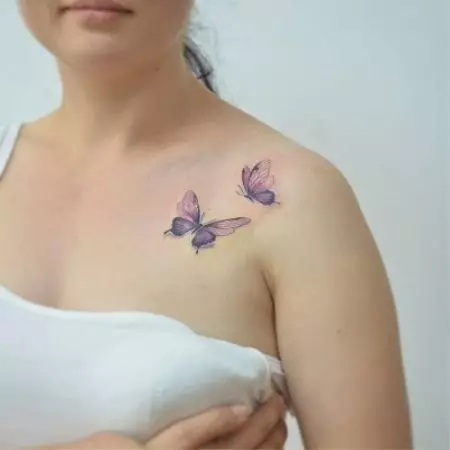 Tatuatge amb papallones (74 fotos): El valor dels tatuatges i exemples de dibuixos, tatuatge a la mà i al peu, a la part posterior inferior i en la part posterior, al coll i en altres àrees, petits i grans tatuatges 13730_50